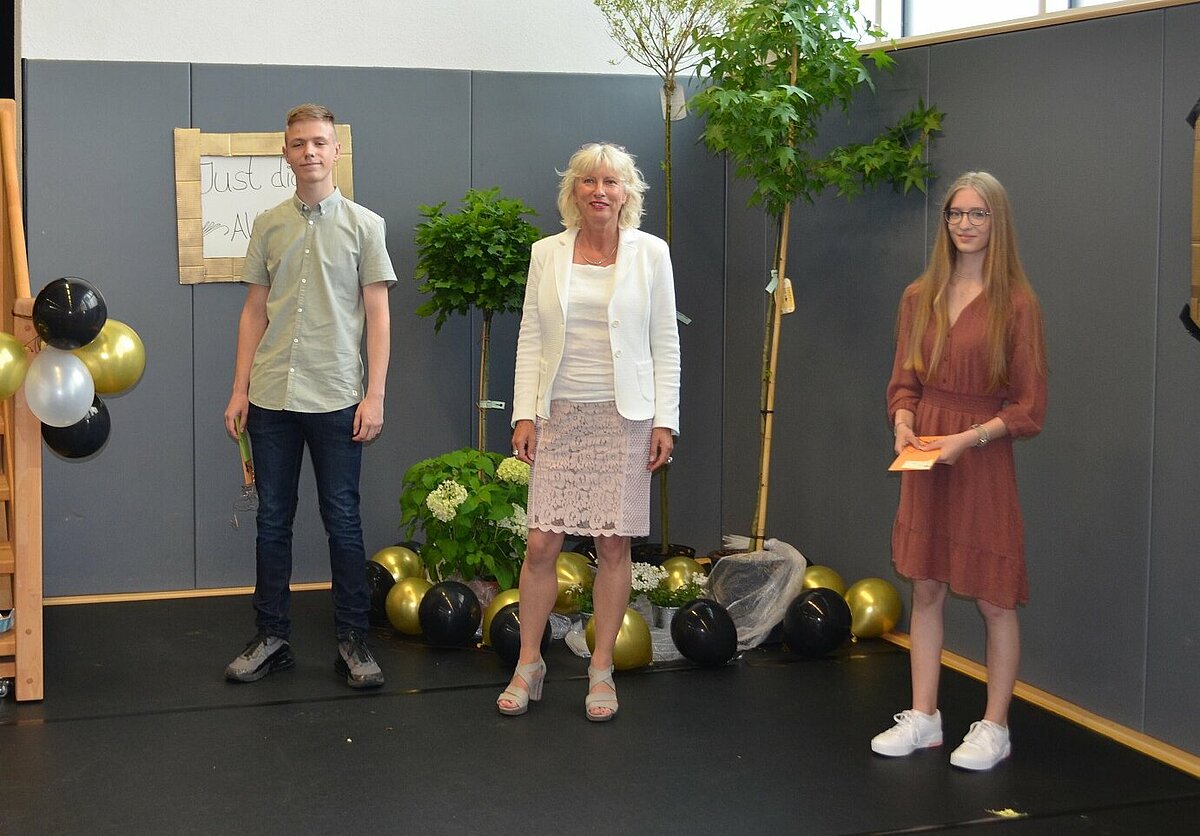 Verabschiedung der Abschlussklassen der Holderbergschule in kleinem